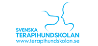 Partnerlogga till Svenska terapihundskolan med länk till deras hemsida